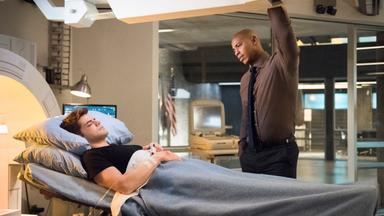 Supergirl 3x16